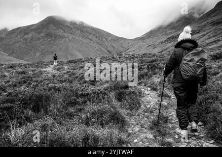 Les gens marchent à travers les Hiills/montagnes de Cuillin sur la promenade Sligachan à Elgol, île de Skye, Écosse, Royaume-Uni. Banque D'Images