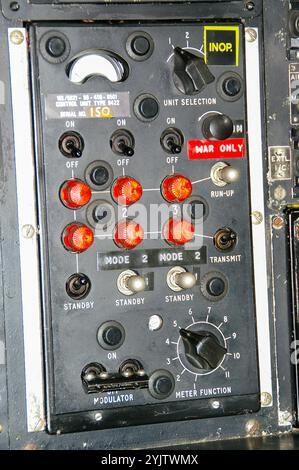 Détails du cockpit de l'avion de bombardier Avro Vulcan, illustrant la technologie de l'ère de la Guerre froide. Unité de commande de type 9422 dans le cockpit arrière pour la défense ECM. Guerre seulement Banque D'Images