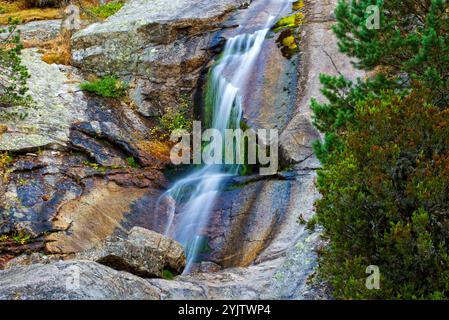 Cascade. Navafria. Parc national Sierra de Guadarrama. Province de Ségovie. Castilla y Leon. Espagne. Banque D'Images