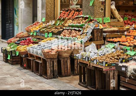 Viladecans. Espagne - 15 novembre 2024 : montre un étal de marché avec une exposition abondante de fruits, attirant les clients avec son choix dynamique et varié Banque D'Images