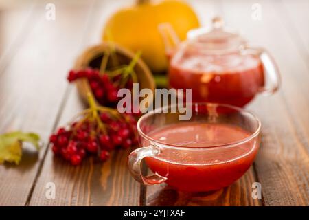 thé de viburnum rouge mûr sur une table en bois. Banque D'Images