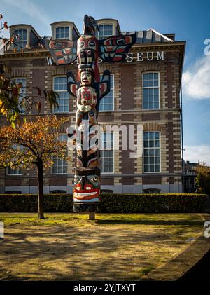 25.10.2024 Leiden, pays-Bas, totem de la première nation devant le Musée mondial ou le Musée ethnologique précédent le jour ensoleillé de l'automne Banque D'Images