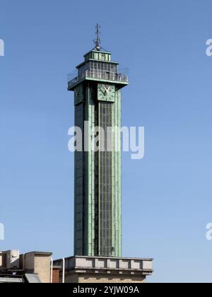 OSTRAVA, RÉPUBLIQUE TCHÈQUE - 18 OCTOBRE 2024 : détail de la tour de guet Nova Radnice avec horloge à Ostrava avec ciel bleu Banque D'Images