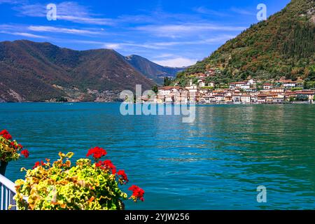 paysages de lacs italiens. Lac Magic Iseo. Belle île de Monte Isola et village de Peschiera Maraglio. Italie, province de Brescia Banque D'Images