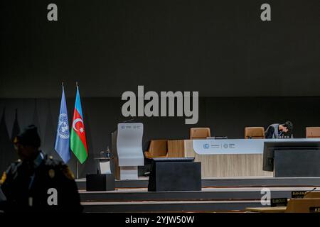 Bakou, Azerbaïdjan, Azerbaïdjan. 13 novembre 2024. Une table vide à l’intérieur de la salle plénière Nizami sur le site de la COP29 situé au stade olympique de Bakou. La COP est le plus grand rassemblement de hauts fonctionnaires au monde qui se concentre sur le changement climatique. Cette année est étiquetée comme COP des finances dans laquelle les résolutions financières sont en tête de liste d'un long ordre du jour des préoccupations énumérées. (Crédit image : © Bianca Otero/ZUMA Press Wire) USAGE ÉDITORIAL SEULEMENT! Non destiné à UN USAGE commercial ! Banque D'Images