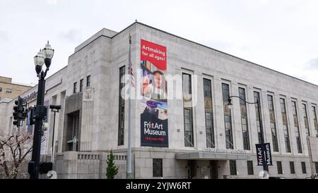 NASHVILLE, TN - 15 mars 2024 : le bâtiment abritant le Frist Art Museum et un bureau de poste américain dans le centre-ville de Nashville, Tennessee. Banque D'Images