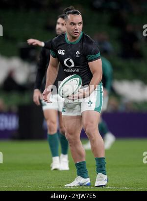 L'Irlandais James Lowe se réchauffe avant le match international d'automne à l'Aviva Stadium de Dublin. Date de la photo : vendredi 15 novembre 2024. Banque D'Images