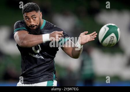 Le Bundee Aki irlandais se réchauffe avant le match international d'automne au stade Aviva de Dublin. Date de la photo : vendredi 15 novembre 2024. Banque D'Images