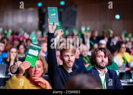 50. Ordentliche Bundesdelegiertenkonferenz von BUENDNIS 90/DIE GRUENEN Stimmkarten zur Abstimmung auf der 50. Parteitag von BUENDNIS 90/DIE GRUENEN im RheinMain CongressCenter RMCC in Wiesbaden Hessen Deutschland *** 50 délégués fédéraux ordinaires Conférence de BUENDNIS 90 DIE GRUENEN cartes de vote pour le vote à la Conférence du Parti de BUENDNIS 50 90 DIE GRUENEN au Rheinmain CongressCenter RMCC in Wiesbaden Hesse Allemagne Banque D'Images