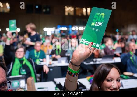 50. Ordentliche Bundesdelegiertenkonferenz von BUENDNIS 90/DIE GRUENEN Stimmkarten zur Abstimmung auf der 50. Parteitag von BUENDNIS 90/DIE GRUENEN im RheinMain CongressCenter RMCC in Wiesbaden Hessen Deutschland *** 50 délégués fédéraux ordinaires Conférence de BUENDNIS 90 DIE GRUENEN cartes de vote pour le vote à la Conférence du Parti de BUENDNIS 50 90 DIE GRUENEN au Rheinmain CongressCenter RMCC in Wiesbaden Hesse Allemagne Banque D'Images