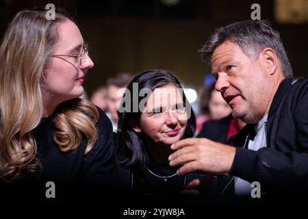 50. Ordentliche Bundesdelegiertenkonferenz von BUENDNIS 90/DIE GRUENEN Robert Habeck, Bundeswirtschaftsminister gemeinsam mit Katrin Goering-Eckardt, Vizepraesidentin des Deutschen Bundestages und Katharina Droege, Vorsitzende der Bundestagsfraktion auf der 50. Parteitag von BUENDNIS 90/DIE GRUENEN im RheinMain CongressCenter RMCC à Wiesbaden, Wiesbaden, 15.11.2024 Wiesbaden Hessen Deutschland *** 50 Conférence des délégués fédéraux ordinaires de BUENDNIS 90 DIE GRUENEN Robert Habeck, ministre fédéral de l'économie, Katrin Goering Eckardt, vice-président du Bundestag allemand et Kath Banque D'Images