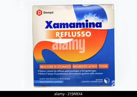 Rome, Italie - 14 novembre 2024 : Xamamina reflux en sachets monodose est un sirop pour aider à accélérer la digestion en cas de reflux gastro-œsophagien Banque D'Images