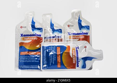 Rome, Italie - 14 novembre 2024 : Xamamina reflux en sachets monodose est un sirop pour aider à accélérer la digestion en cas de reflux gastro-œsophagien Banque D'Images