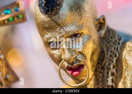 Un colombien, peint en or et représentant le peuple indigène originel, se produit lors du défilé du carnaval à Barranquilla, en Colombie. Banque D'Images