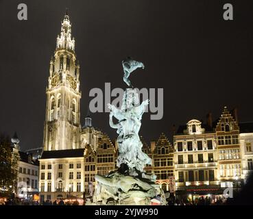 Anvers de nuit avec des maisons historiques et église Banque D'Images