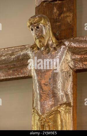 PAVIE, ITALIE - 8 SEPTEMBRE 2024 : la Crucifixion en feuille d'argent enrichie de dorures dans l'église Basilica di San Michaele Maggiore Banque D'Images