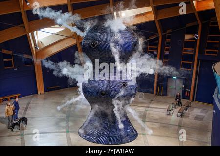 Sculpture Infinity Blue 'Breathing' par Studio Swine dans le bâtiment Core à Eden Project, Cornwall Banque D'Images