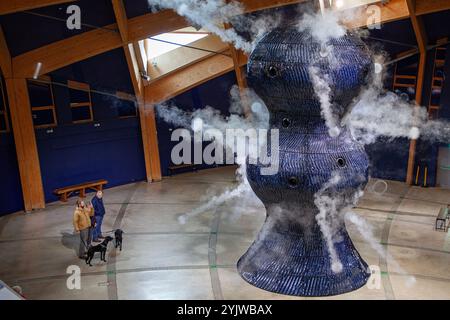 Sculpture Infinity Blue 'Breathing' par Studio Swine dans le bâtiment Core à Eden Project, Cornwall Banque D'Images