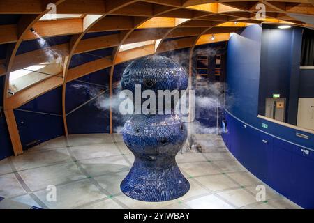 Sculpture Infinity Blue 'Breathing' par Studio Swine dans le bâtiment Core à Eden Project, Cornwall Banque D'Images