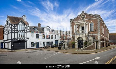 Poole Guildhall et The Angel Pub à Market Street, Poole, Dorset, Royaume-Uni le 14 novembre 2024 Banque D'Images