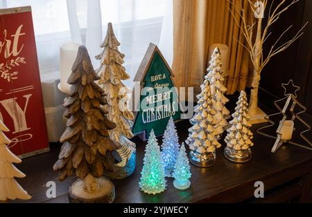 Fond de texture plein cadre d'une petite table d'appoint décorée avec un assortiment de diverses figurines et ornements d'arbre de Noël vintage Banque D'Images