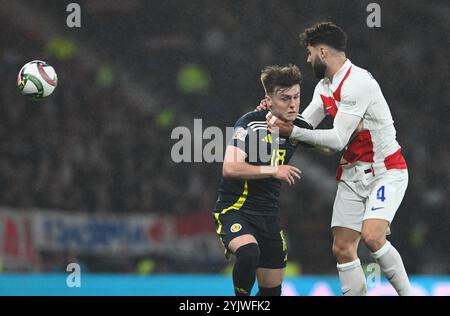 Glasgow, Royaume-Uni. 15 novembre 2024. Ben Doak, d’Écosse, et Joško Gvardiol, de Croatie, lors du match de l’UEFA Nations League à Hampden Park, Glasgow. Le crédit photo devrait se lire : Neil Hanna/Sportimage crédit : Sportimage Ltd/Alamy Live News Banque D'Images