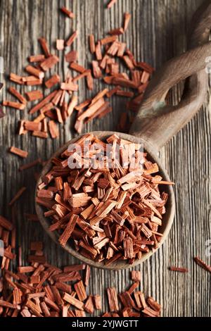 Copeaux de bois de santal rouge sur une cuillère, vue de dessus Banque D'Images