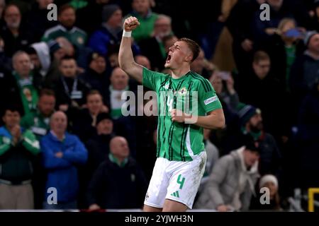 Daniel Ballard, de l'Irlande du Nord, célèbre avoir marqué le premier but de son équipe lors du match du Groupe C3 de l'UEFA Nations League au stade national de football de Windsor Park, à Belfast. Date de la photo : vendredi 15 novembre 2024. Banque D'Images