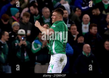 Daniel Ballard, de l'Irlande du Nord, célèbre avoir marqué le premier but de son équipe lors du match du Groupe C3 de l'UEFA Nations League au stade national de football de Windsor Park, à Belfast. Date de la photo : vendredi 15 novembre 2024. Banque D'Images