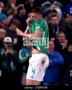 Daniel Ballard, de l'Irlande du Nord, célèbre avoir marqué le premier but de son équipe lors du match du Groupe C3 de l'UEFA Nations League au stade national de football de Windsor Park, à Belfast. Date de la photo : vendredi 15 novembre 2024. Banque D'Images