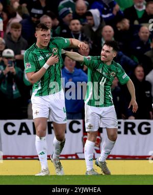 Daniel Ballard (à gauche) célèbre avoir marqué le premier but de son équipe aux côtés de son coéquipier Paul Smyth lors du match du Groupe C3 de l'UEFA Nations League au stade national de football de Windsor Park, Belfast. Date de la photo : vendredi 15 novembre 2024. Banque D'Images