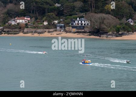 South Sands ferry serrant son chemin de retour à Salcombe Harbour avec Small's Cove et Mill Bay of East Portlemouth en vue en arrière-plan - jour de printemps. Banque D'Images