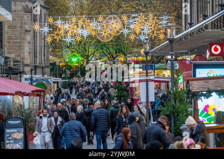 Vorweihnachtszeit, Menschen, Käufer, Besucher des Weihnachtsmarkt in der Innenstadt von Essen, Kettwiger Straße, Weihnachtsbeleuchtung, Essener Lichtwochen, NRW, Deutschland, Weihnachtsmarkt Essen *** pré-saison de Noël, gens, acheteurs, visiteurs du marché de Noël dans le centre-ville d'Essen, Kettwiger Straße, lumières de Noël, Essener Lichtwochen, NRW, Allemagne, marché de Noël Essen Banque D'Images