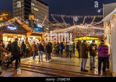 Vorweihnachtszeit, Menschen, Käufer, Besucher des Weihnachtsmarkt in der Innenstadt von Essen, auf dem Kennedyplatz, Weihnachtsbeleuchtung, Essener Lichtwochen, NRW, Deutschland, Weihnachtsmarkt Essen *** pré-saison de Noël, les gens, les acheteurs, les visiteurs du marché de Noël dans le centre-ville d'Essen, sur Kennedyplatz, lumières de Noël, Essener Lichtwochen, NRW, Allemagne, marché de Noël Essen Banque D'Images