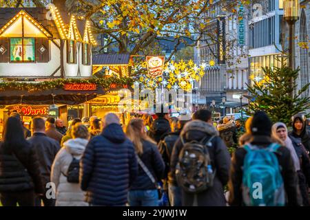 Vorweihnachtszeit, Menschen, Käufer, Besucher des Weihnachtsmarkt in der Innenstadt von Essen, Kettwiger Straße, Weihnachtsbeleuchtung, Essener Lichtwochen, NRW, Deutschland, Weihnachtsmarkt Essen *** pré-saison de Noël, gens, acheteurs, visiteurs du marché de Noël dans le centre-ville d'Essen, Kettwiger Straße, lumières de Noël, Essener Lichtwochen, NRW, Allemagne, marché de Noël Essen Banque D'Images