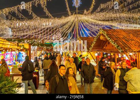 Vorweihnachtszeit, Menschen, Käufer, Besucher des Weihnachtsmarkt in der Innenstadt von Essen, auf dem Kennedyplatz, Weihnachtsbeleuchtung, Essener Lichtwochen, NRW, Deutschland, Weihnachtsmarkt Essen *** pré-saison de Noël, les gens, les acheteurs, les visiteurs du marché de Noël dans le centre-ville d'Essen, sur Kennedyplatz, lumières de Noël, Essener Lichtwochen, NRW, Allemagne, marché de Noël Essen Banque D'Images