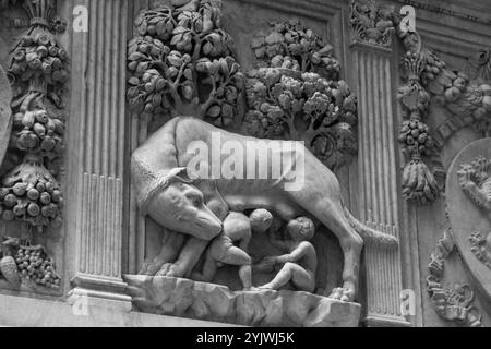 Sienne, Italie - APR 7, 2022: La sculpture du loup de Capitoline représentant une scène de la légende de la fondation de Rome. Banque D'Images