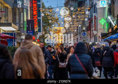 Vorweihnachtszeit, Menschen, Käufer, Besucher des Weihnachtsmarkt in der Innenstadt von Essen, Kettwiger Straße, Weihnachtsbeleuchtung, Essener Lichtwochen, NRW, Deutschland, Weihnachtsmarkt Essen *** pré-saison de Noël, gens, acheteurs, visiteurs du marché de Noël dans le centre-ville d'Essen, Kettwiger Straße, lumières de Noël, Essener Lichtwochen, NRW, Allemagne, marché de Noël Essen Banque D'Images