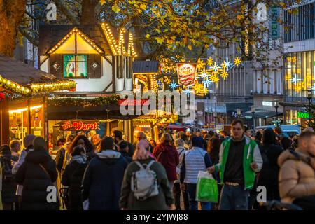 Vorweihnachtszeit, Menschen, Käufer, Besucher des Weihnachtsmarkt in der Innenstadt von Essen, Kettwiger Straße, Weihnachtsbeleuchtung, Essener Lichtwochen, NRW, Deutschland, Weihnachtsmarkt Essen *** pré-saison de Noël, gens, acheteurs, visiteurs du marché de Noël dans le centre-ville d'Essen, Kettwiger Straße, lumières de Noël, Essener Lichtwochen, NRW, Allemagne, marché de Noël Essen Banque D'Images