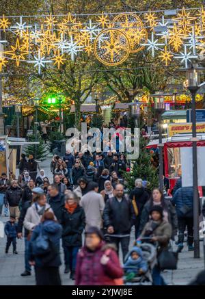 Vorweihnachtszeit, Menschen, Käufer, Besucher des Weihnachtsmarkt in der Innenstadt von Essen, Kettwiger Straße, Weihnachtsbeleuchtung, Essener Lichtwochen, NRW, Deutschland, Weihnachtsmarkt Essen *** pré-saison de Noël, gens, acheteurs, visiteurs du marché de Noël dans le centre-ville d'Essen, Kettwiger Straße, lumières de Noël, Essener Lichtwochen, NRW, Allemagne, marché de Noël Essen Banque D'Images