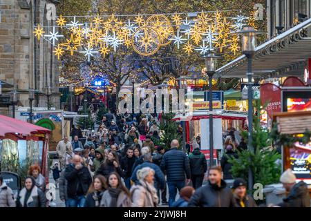 Vorweihnachtszeit, Menschen, Käufer, Besucher des Weihnachtsmarkt in der Innenstadt von Essen, Kettwiger Straße, Weihnachtsbeleuchtung, Essener Lichtwochen, NRW, Deutschland, Weihnachtsmarkt Essen *** pré-saison de Noël, gens, acheteurs, visiteurs du marché de Noël dans le centre-ville d'Essen, Kettwiger Straße, lumières de Noël, Essener Lichtwochen, NRW, Allemagne, marché de Noël Essen Banque D'Images