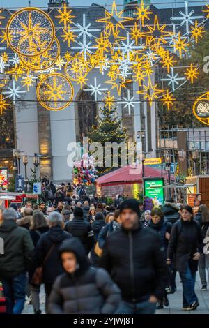 Vorweihnachtszeit, Menschen, Käufer, Besucher des Weihnachtsmarkt in der Innenstadt von Essen, Kettwiger Straße, Weihnachtsbeleuchtung, Essener Lichtwochen, NRW, Deutschland, Weihnachtsmarkt Essen *** pré-saison de Noël, gens, acheteurs, visiteurs du marché de Noël dans le centre-ville d'Essen, Kettwiger Straße, lumières de Noël, Essener Lichtwochen, NRW, Allemagne, marché de Noël Essen Banque D'Images