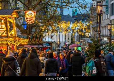 Vorweihnachtszeit, Menschen, Käufer, Besucher des Weihnachtsmarkt in der Innenstadt von Essen, Kettwiger Straße, Weihnachtsbeleuchtung, Essener Lichtwochen, NRW, Deutschland, Weihnachtsmarkt Essen *** pré-saison de Noël, gens, acheteurs, visiteurs du marché de Noël dans le centre-ville d'Essen, Kettwiger Straße, lumières de Noël, Essener Lichtwochen, NRW, Allemagne, marché de Noël Essen Banque D'Images