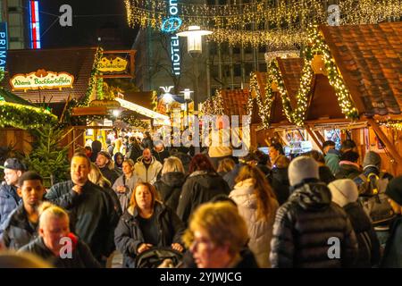 Vorweihnachtszeit, Menschen, Käufer, Besucher des Weihnachtsmarkt in der Innenstadt von Essen, auf dem Kennedyplatz, Weihnachtsbeleuchtung, Essener Lichtwochen, NRW, Deutschland, Weihnachtsmarkt Essen *** pré-saison de Noël, les gens, les acheteurs, les visiteurs du marché de Noël dans le centre-ville d'Essen, sur Kennedyplatz, lumières de Noël, Essener Lichtwochen, NRW, Allemagne, marché de Noël Essen Banque D'Images