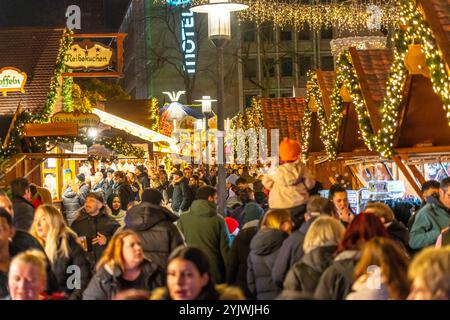 Vorweihnachtszeit, Menschen, Käufer, Besucher des Weihnachtsmarkt in der Innenstadt von Essen, auf dem Kennedyplatz, Weihnachtsbeleuchtung, Essener Lichtwochen, NRW, Deutschland, Weihnachtsmarkt Essen *** pré-saison de Noël, les gens, les acheteurs, les visiteurs du marché de Noël dans le centre-ville d'Essen, sur Kennedyplatz, lumières de Noël, Essener Lichtwochen, NRW, Allemagne, marché de Noël Essen Banque D'Images