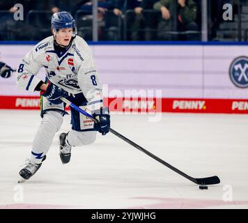 Joshua Samanski (Straubing Tigers, #8). GER, EHC Red Bull Muenchen v. Straubing Tigers, Eishockey, DEL, 16. Spieltag, saison 2024/2025, 15.11.2024. Foto : Eibner-Pressefoto/Heike Feiner Banque D'Images