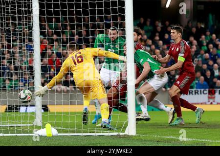 Daniel Ballard (2e à partir de la droite) marque le premier but de son équipe lors du match du Groupe C3 de l'UEFA Nations League au National Football Stadium de Windsor Park, Belfast. Date de la photo : vendredi 15 novembre 2024. Banque D'Images