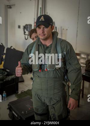 Pete Hegseth, un contributeur Fox News, visite la 138e escadre de chasse, détachement 1, à Ellington Field, TX, le 1er février, 2017. Hegseth a rencontré des membres du 138e Groupe d'opérations, avant son voyage de motivation à bord d'un Faucon de combat F-16, afin d'être pleinement préparé à l'expérience de vol à bord d'un avion de chasse. (Photo de la U.S. Air National Guard par Tech. Sergent Drew A. Egnoske) Banque D'Images