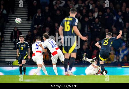 L'écossais Billy Gilmour (à droite) tente un tir au but lors du match du Groupe A1 de l'UEFA Nations League à Hampden Park, Glasgow. Date de la photo : vendredi 15 novembre 2024. Banque D'Images