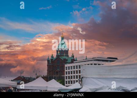 Cathédrale et marché d'Uspenski au coucher du soleil à Helsinki, Finlande Banque D'Images